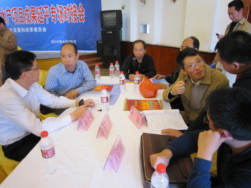 企业代表与新利（中国）教授现场交流